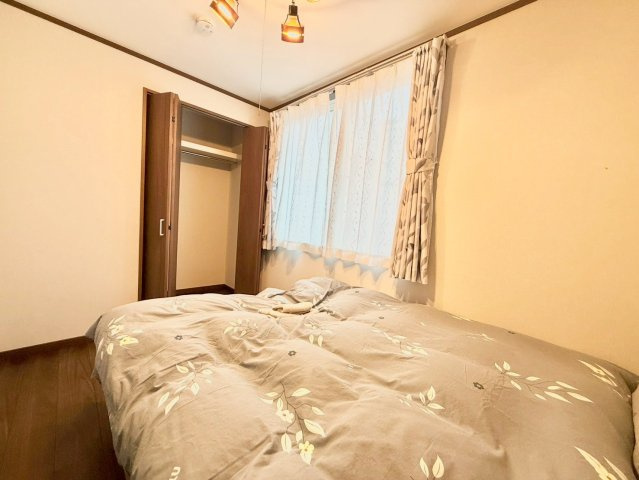 豊島区池袋本町2丁目　中古戸建の洋室|2面採光のため、通風や採光性を高めてくれます。明るく開放的で快適な居住空間を実現！