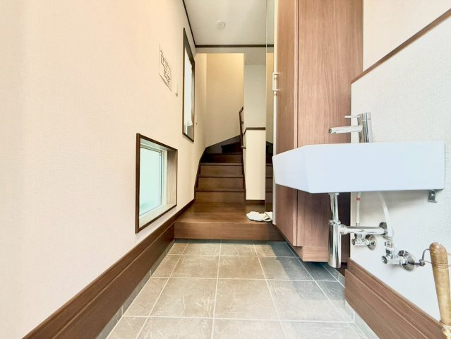 豊島区池袋本町2丁目　中古戸建の玄関|玄関には手洗い場を設置！お子様の手洗い・うがいも習慣化しそうですね。