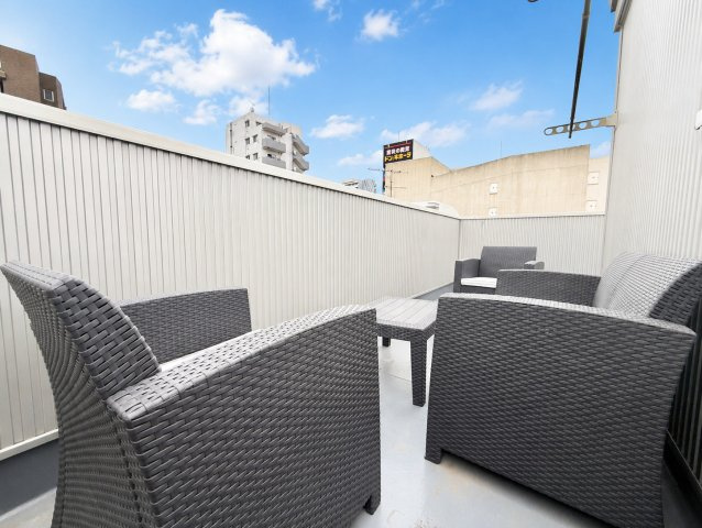 豊島区池袋本町2丁目　中古戸建のバルコニー|イスやテーブルを置いて、のんびりお茶や読書など、癒しのプライベート空間に。