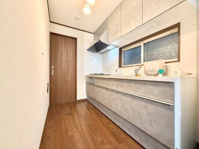 豊島区池袋本町2丁目　中古戸建のキッチン|横一列にシンクとコンロをまとめたシンプルなシステムキッチン。動きやすさが魅力です！