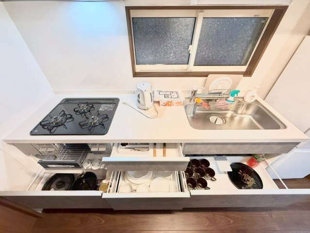 豊島区池袋本町2丁目　中古戸建のキッチン|収納力と機能性を持ち合わせたシステムキッチン。