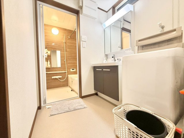 豊島区池袋本町2丁目　中古戸建の独立洗面台|清潔感のあるプライベート空間は、身だしなみチェックやお肌のお手入れに最適です。