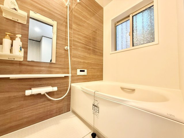 豊島区池袋本町2丁目　中古戸建の浴室|追い焚き機能付きのため、帰りが遅くなった日にも温かい湯船に浸かって疲れを癒すことができます。