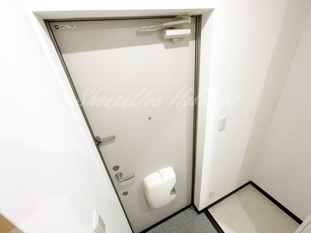 茅ヶ崎市十間坂２丁目のアパートの玄関