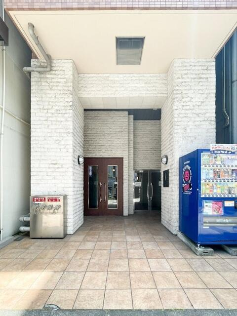 ステージファースト慶應三田の外観|建物入り口