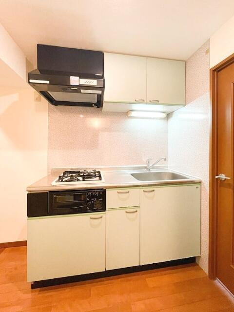 ステージファースト慶應三田のキッチン|コンパクトなキッチンで掃除もラクラク