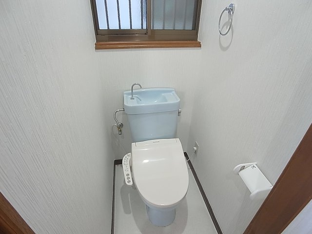 ハレマエ高取山町のトイレ|温水洗浄便座付きのトイレ、小窓も完備