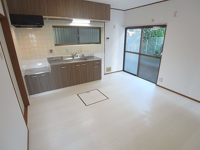 ハレマエ高取山町の居間・リビング|リビングスペース、窓が多く風通し良好です