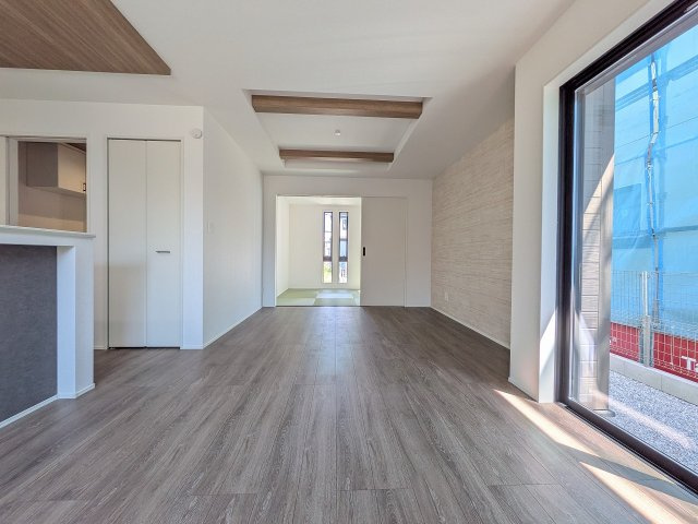 八王子市　楢原町　新築一戸建て　４期の居間・リビング|～16.62帖の明るいLDKで家族団欒の時間をお過ごしいただけます～