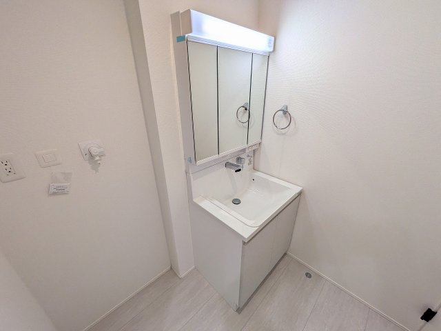 八王子市　楢原町　新築一戸建て　４期の独立洗面台|～３面鏡付きの独立洗面台　細々している物をスッキリ収納出来ます～