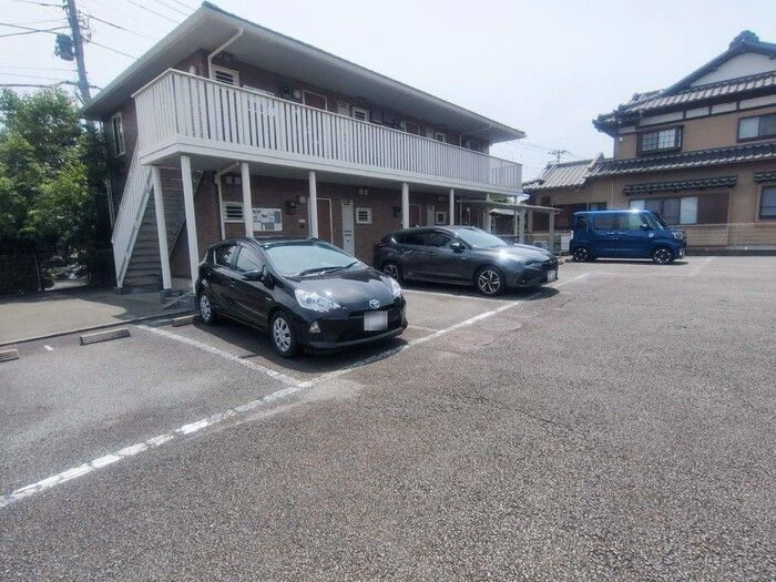 サニーヒルズ岡宮の駐車場