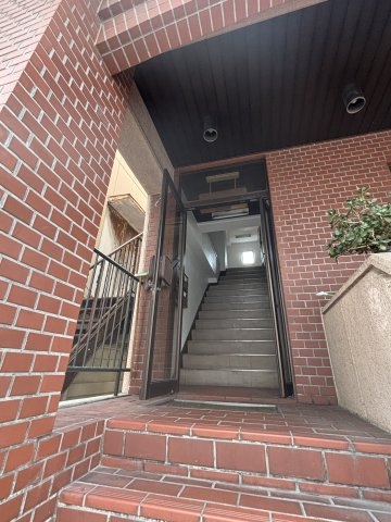 ロイヤル萱島本町のエントランス