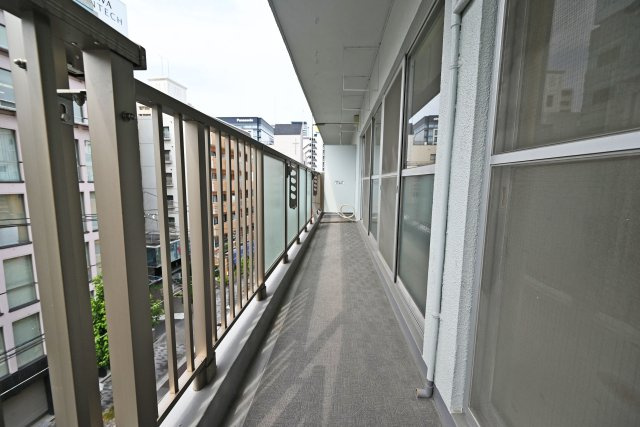与力町スカイハイツのバルコニー|たっぷりの陽光が差し込む南向きの住まいです。