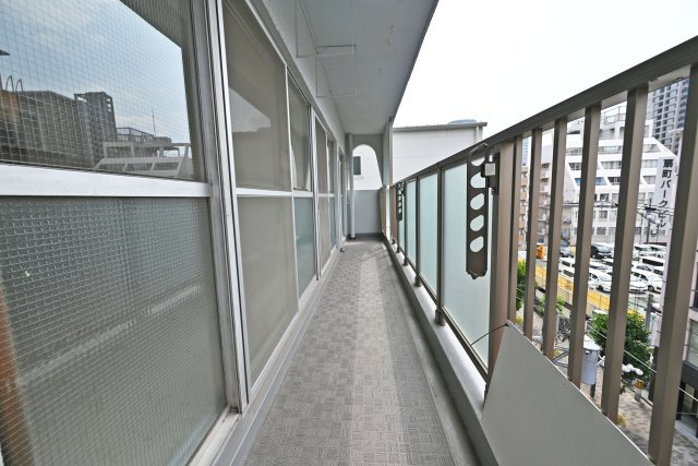 与力町スカイハイツのバルコニー|たっぷりの陽光が差し込む南向きの住まいです。