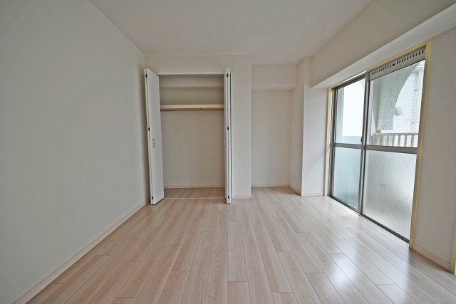 与力町スカイハイツの収納|こちらのお部屋もクローゼット付きで、衣類から季節物まで整理でき、室内を広くお使いいただけます。