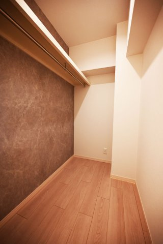 与力町スカイハイツの収納|ゆとりのあるウォークインクローゼットがあり、衣類や趣味用品なども整理しやすくなっております。