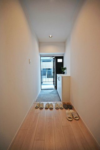 与力町スカイハイツの玄関|使い勝手の良い広さを確保した玄関は、靴の脱ぎ履きもスムーズに行えます。