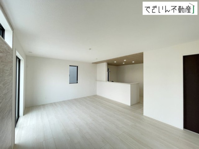 【居間・リビング】 | GRAFARE 北本市下石戸5期　新築住宅 | 広がるやすらぎのプライベート空間。大きい窓から射しこむ眩い光が、広々としたリビング空間を鮮やかに映し出します。
現地(2026年8月撮影)