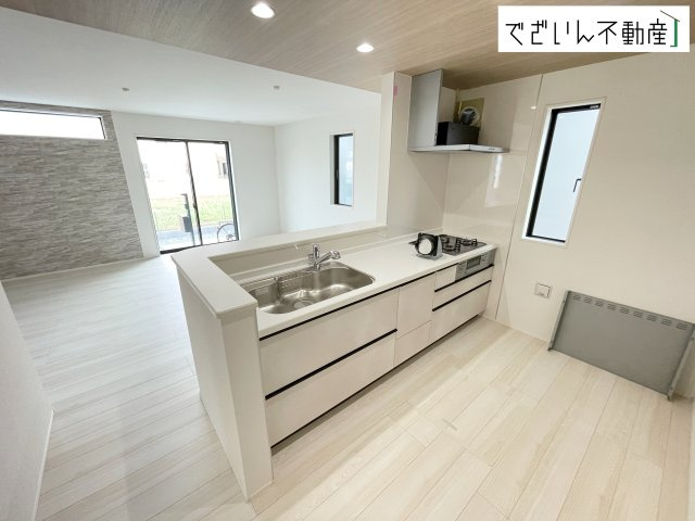 【キッチン】 | GRAFARE 北本市下石戸5期　新築住宅 | ご家族みんなで調理ができる位のスペースを実現したキッチン空間となっております。みんなで作った料理を召し上がりながらの会話は、自然と笑いが絶えない空間がそこに広がります。
現地(2026年8月撮影)