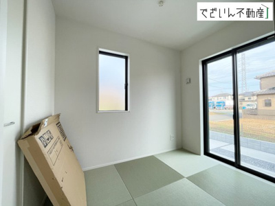 【和室】 | GRAFARE 北本市下石戸5期　新築住宅 | 時にはリビングのフローリングやソファではなく、ゆったりと畳の上で過ごしたいものです。陽光が照らし出す畳が美しい和室です。
現地(2026年8月撮影)