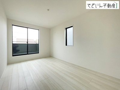 【洋室】 | GRAFARE 北本市下石戸5期　新築住宅 | 夫婦の寝室としても使える落ち着いた居室。育児の合間にほっと一息つける、静かな時間を守ってくれます。
現地(2026年8月撮影)