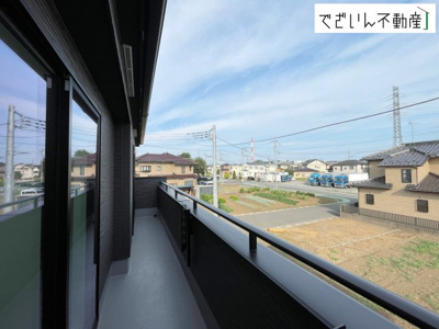 【バルコニー】 | GRAFARE 北本市下石戸5期　新築住宅 | ずっと太陽を感じる事ができるのは、遮るものが視界に無いから。彼方に広がる風景が絵画のように広がります。
現地(2026年8月撮影)