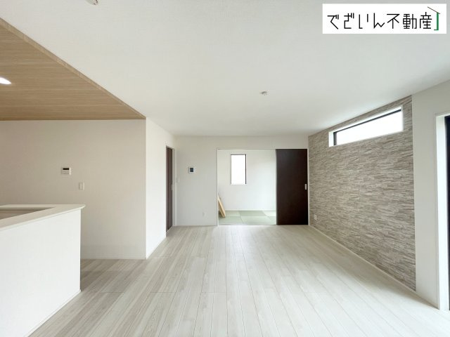【居間・リビング】 | GRAFARE 北本市下石戸5期　新築住宅 | 細部まで丁寧に仕上げられた内装が、日々の生活を豊かに彩ります。家族の思い出が増えていく場所に。
現地(2026年8月撮影)