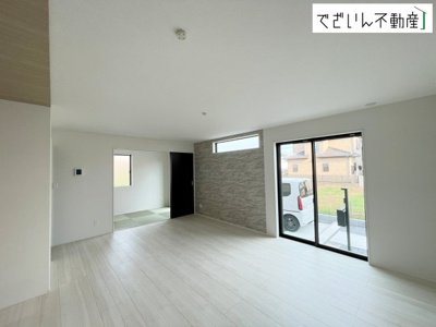 【居間・リビング】 | GRAFARE 北本市下石戸5期　新築住宅 | 和室と隣接したリビングは、遊び場にもお昼寝スペースにも。育児と家族時間が無理なく両立できる、優しい間取りです。
現地(2026年8月撮影)