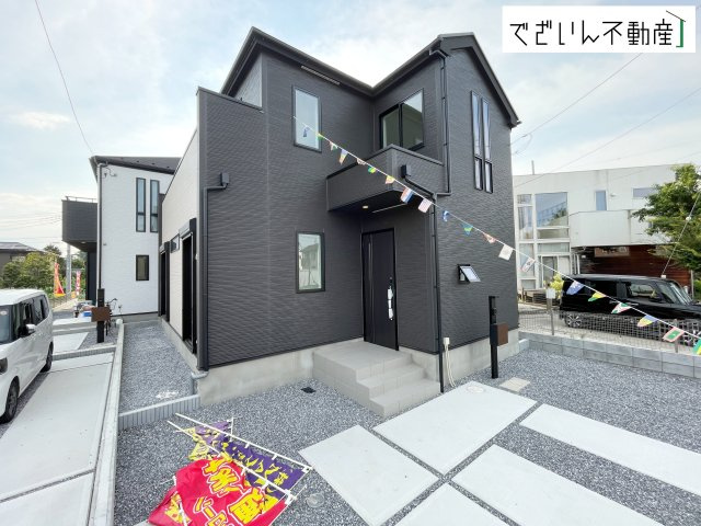 【外観】 | GRAFARE 北本市下石戸5期　新築住宅 | 街並みに馴染む、シンプルで洗練された佇まい。暮らしにちょっとした遊び心を添えてくれるお家です。
現地(2026年8月撮影)