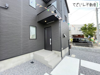【玄関】 | GRAFARE 北本市下石戸5期　新築住宅 | 清潔感溢れる玄関がお出迎えする本邸宅の物語は、ここから始まる日常を期待させます。この場所には「希望」と「優越」で包み込んでくれる「特別」な空間があります。
現地(2026年8月撮影)