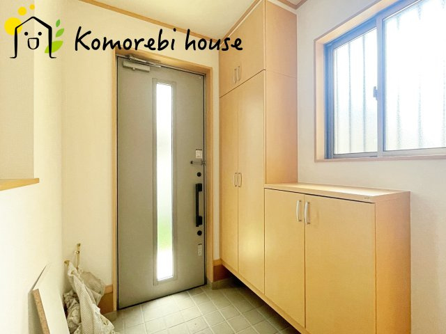 上尾市小泉９丁目　中古戸建の玄関|収納もある玄関です