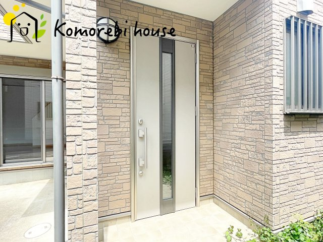 上尾市小泉９丁目　中古戸建の玄関|収納もある玄関です