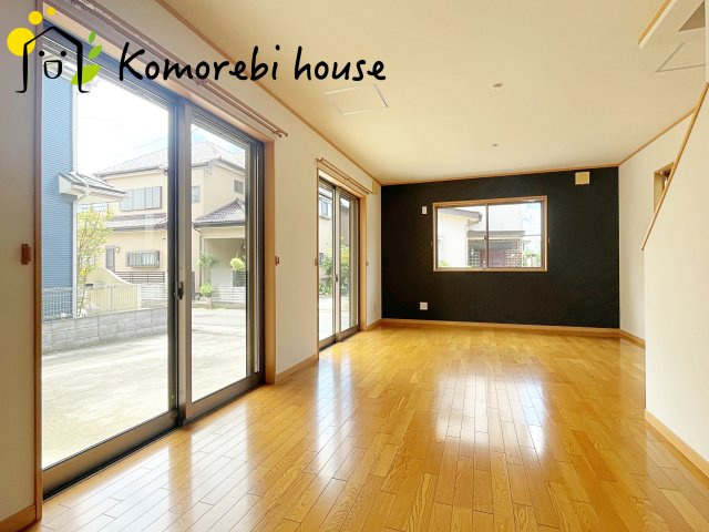 上尾市小泉９丁目　中古戸建の居間・リビング|ゆったりとした居間です