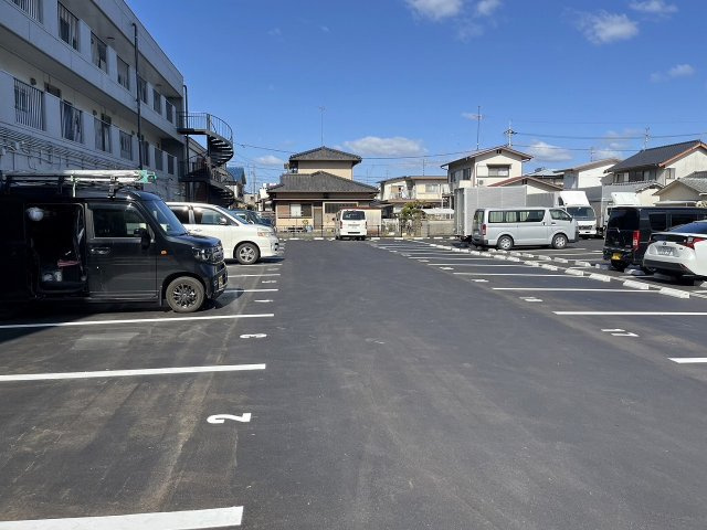リレイズ並木町の駐車場
