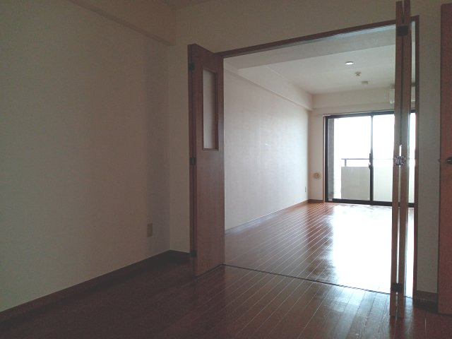 川崎市麻生区上麻生５丁目の賃貸マンションの洋室
