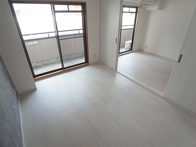 Regulus水木通の内装|ベランダに面した明るい洋室6帖のお部屋
