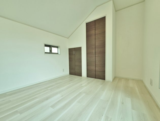 中野区上鷺宮1丁目の洋室|2階4.7帖洋室
全室2面採光・収納付
陽当り良好なバルコニー面した一室