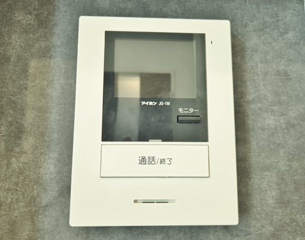 中野区上鷺宮1丁目のセキュリティ|【TVモニター付きインターホン】
インターホンの映像で来訪者の声と顔を確認後鍵を解錠することができるTVモニター付きインターホン付