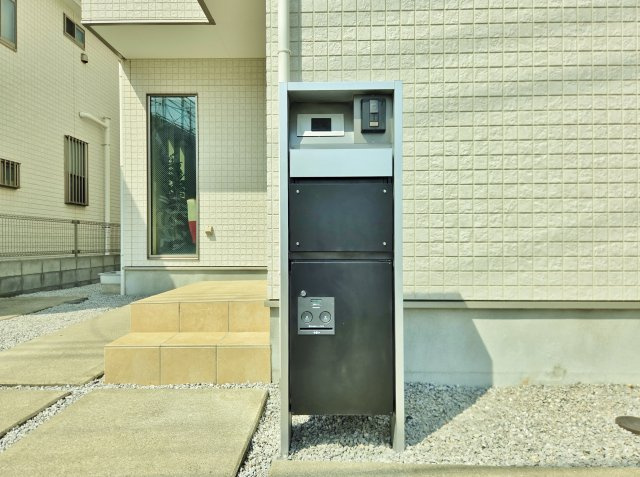 中野区上鷺宮1丁目の設備|【宅配ボックス】
玄関先にはお留守の時に便利な宅配ボックス付
ネット注文などが増え必須の仕様設備となっております