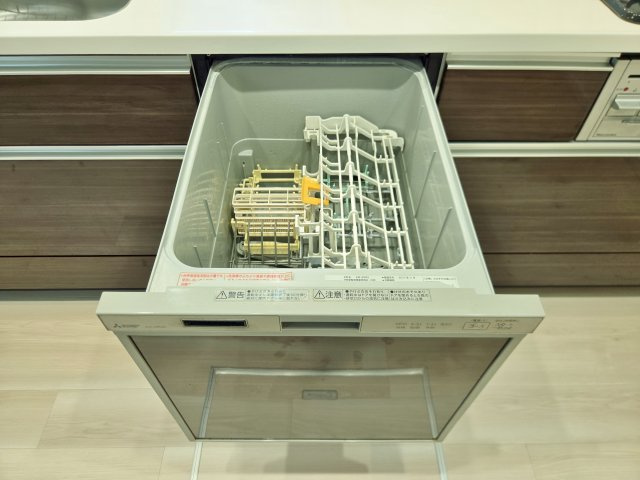 中野区上鷺宮1丁目のキッチン|【食器洗乾燥機】
食後の片づけに便利な食器洗乾燥機付です
時間が有効活用でき、節水にもなります
