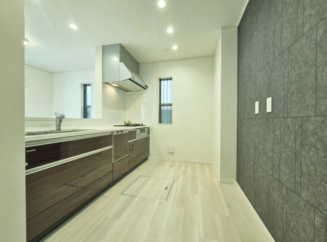 中野区上鷺宮1丁目のキッチン|キッチン背面にはお洒落なアクセントクロスを施しました♪♪
冷蔵庫やカップボードもしっかりと置ける広さがございます