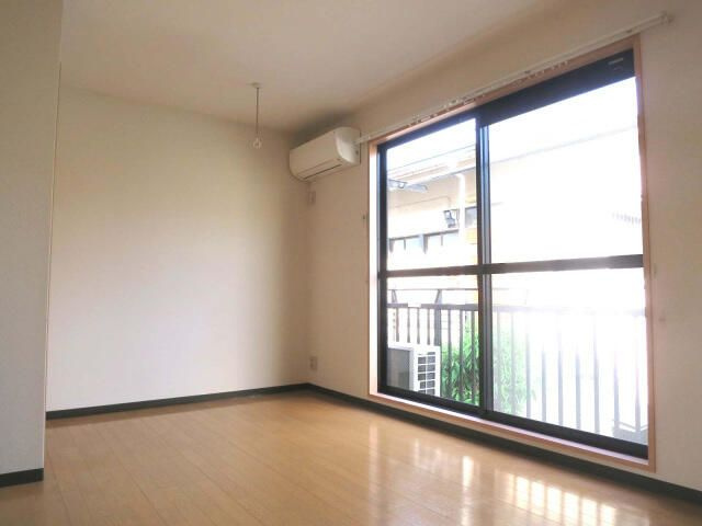 川崎市多摩区登戸新町のアパートの居間・リビング