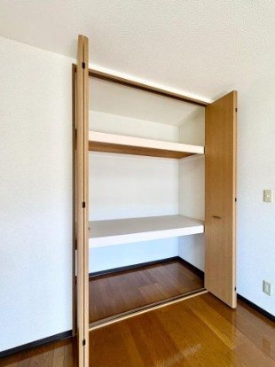 リーフリットⅡの収納|奥行きしっかり！荷物や衣類をたっぷりしまえる大型収納