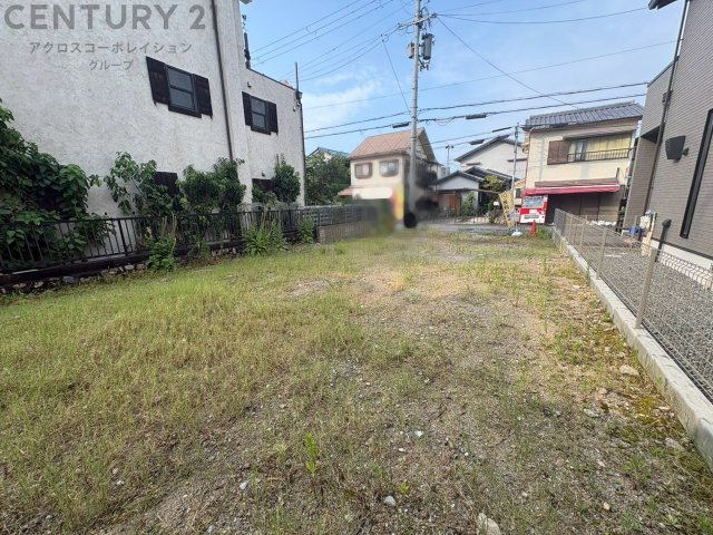 コンビニやスーパーも徒歩8〜9分圏内にあり、利便性の良い住環境。