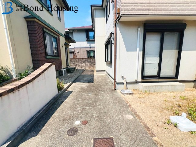 近隣買い物施設充実　持子１丁目　中古戸建の駐車場
