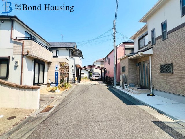 近隣買い物施設充実　持子１丁目　中古戸建の前面道路含む現地写真