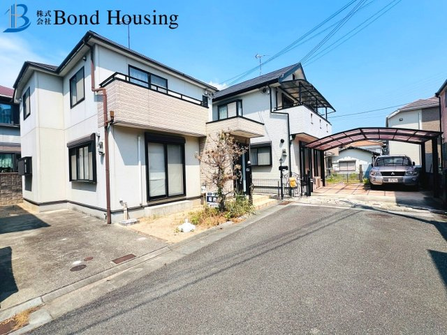 近隣買い物施設充実　持子１丁目　中古戸建の前面道路含む現地写真