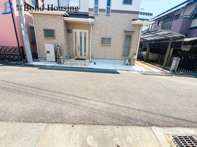 近隣買い物施設充実　持子１丁目　中古戸建の前面道路含む現地写真