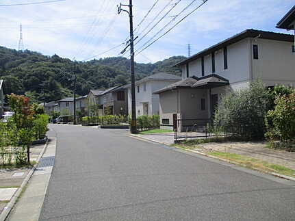 佐伯区石内東２丁目の前面道路含む現地写真