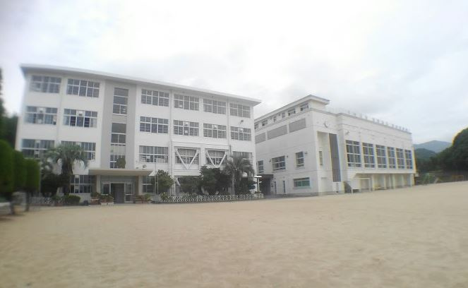 大和町一戸建の周辺|日宇小学校